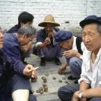 Cina 1990. Partita a scacchi su un marciapiede di Datong. Fotografia di Bruno Botta.